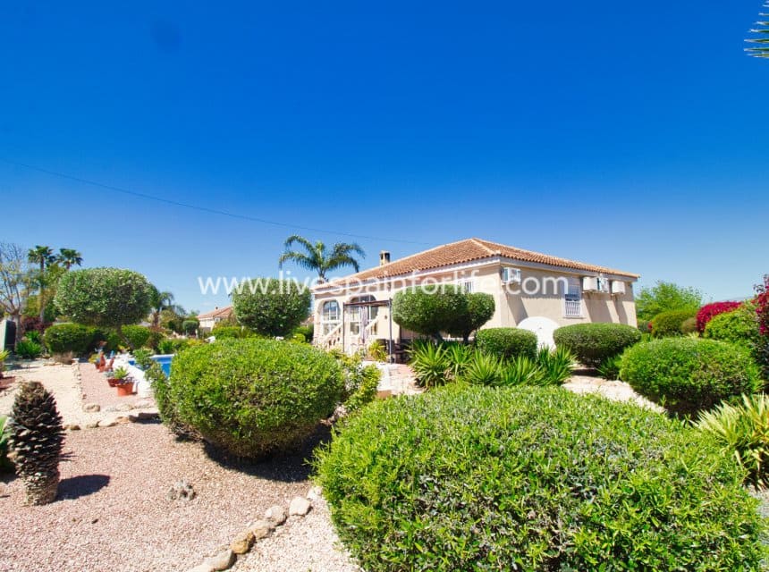 3 soveværelse Finca/Landehus til salg i Catral med swimmingpool garage - € 379.995 (Ref: 9821336)