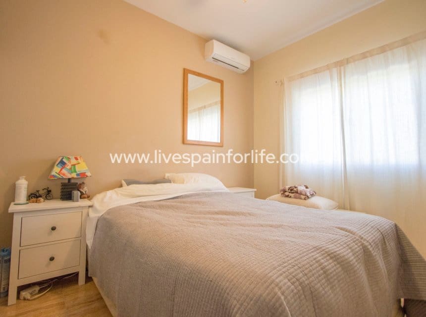3 makuuhuone Maalaistalo myytävänä paikassa Catral mukana uima-altaan 
autotalli - 359 999 € (Ref: 9827306)