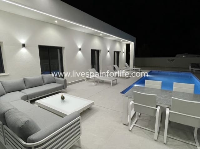 3 soverom Finca/Herregård til salgs i La Romana med svømmebasseng garasje - € 375 000 (Ref: 9827312)
