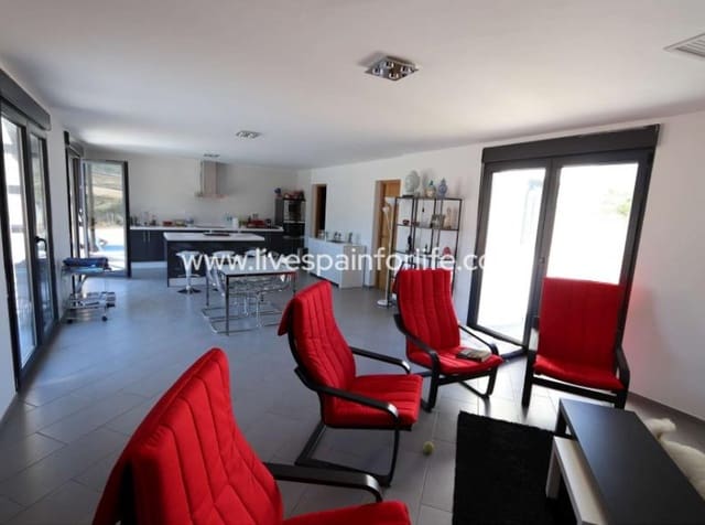 4 soverom Villa til salgs i Pinoso med svømmebasseng garasje - € 300 000 (Ref: 9827482)