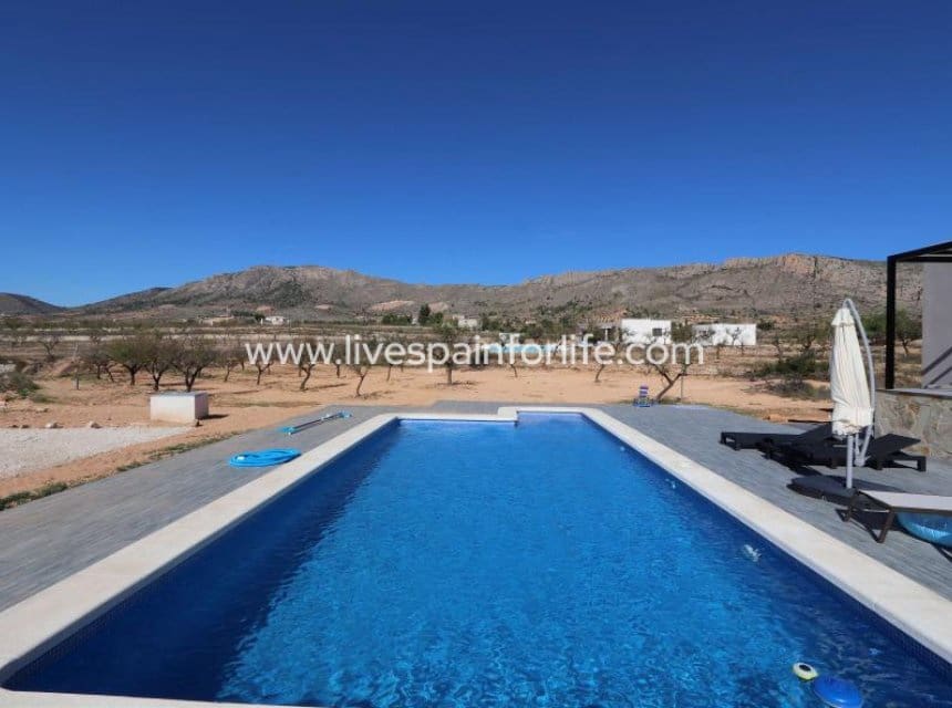 4 soverom Villa til salgs i Pinoso med svømmebasseng garasje - € 300 000 (Ref: 9827482)