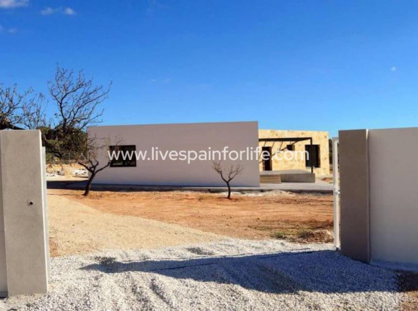 4 soverom Villa til salgs i Pinoso med svømmebasseng garasje - € 300 000 (Ref: 9827482)