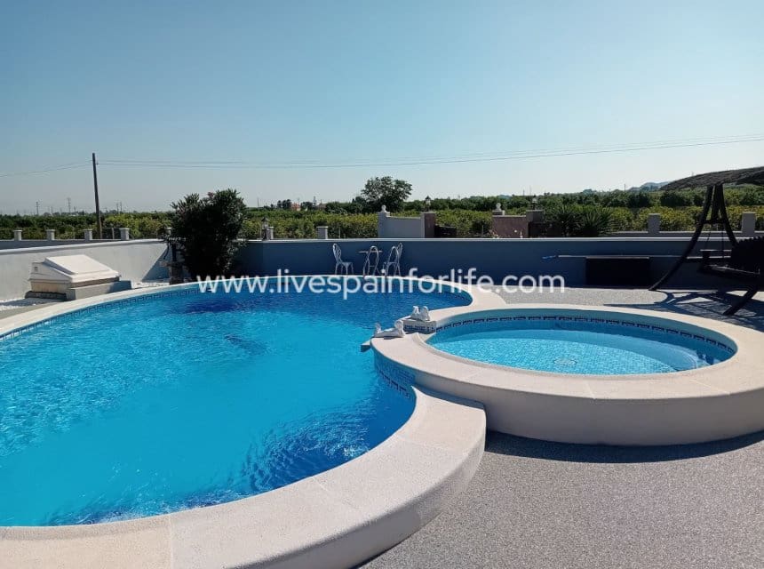 5 soveværelse Finca/Landehus til salg i Jacarilla med swimmingpool garage - € 595.000 (Ref: 9827484)