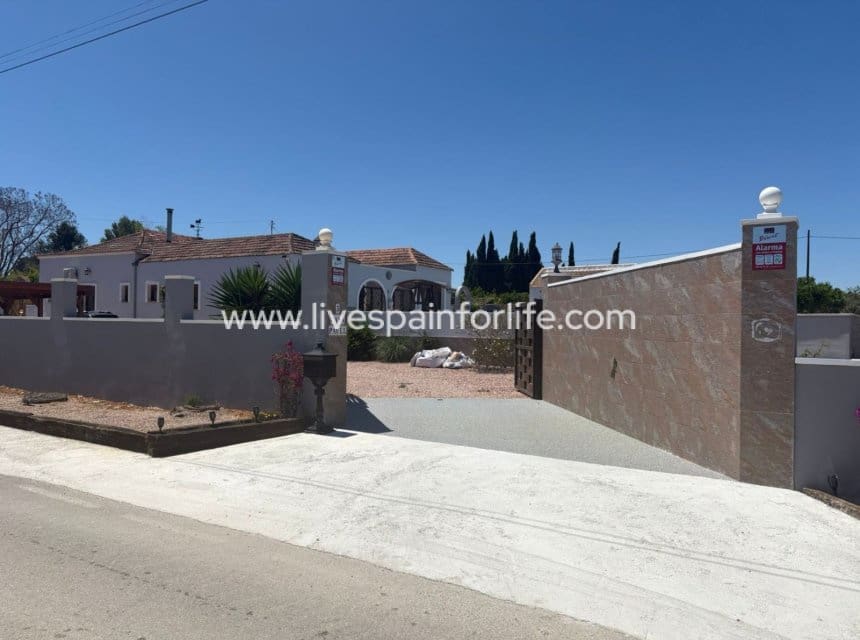 5 soveværelse Finca/Landehus til salg i Jacarilla med swimmingpool garage - € 595.000 (Ref: 9827484)