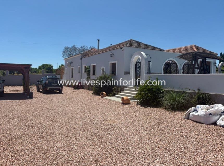 5 soveværelse Finca/Landehus til salg i Jacarilla med swimmingpool garage - € 595.000 (Ref: 9827484)