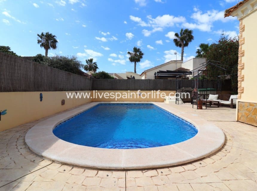 3 soverom Finca/Herregård til salgs i Formentera del Segura med svømmebasseng garasje - € 369 000 (Ref: 9827632)