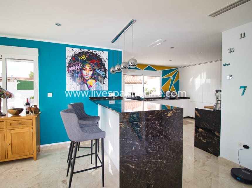 3 soveværelse Finca/Landehus til salg i Albatera med swimmingpool garage - € 399.999 (Ref: 9841390)