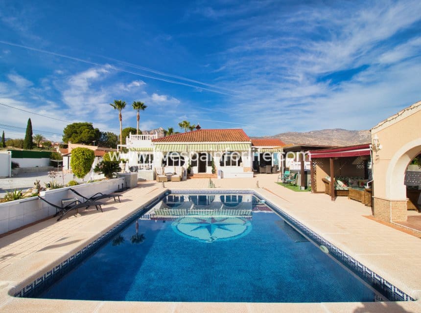 3 soveværelse Finca/Landehus til salg i Albatera med swimmingpool garage - € 399.999 (Ref: 9841390)