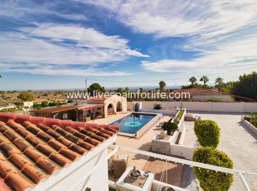 3 soveværelse Finca/Landehus til salg i Albatera med swimmingpool garage - € 399.999 (Ref: 9841390)