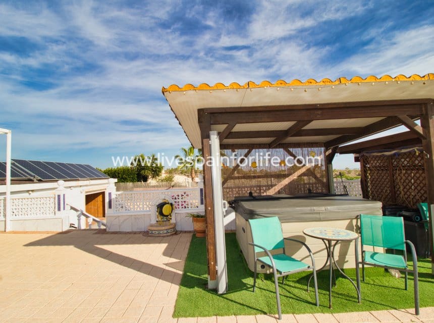 3 soveværelse Finca/Landehus til salg i Albatera med swimmingpool garage - € 399.999 (Ref: 9841390)