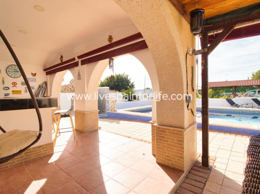 3 soveværelse Finca/Landehus til salg i Albatera med swimmingpool garage - € 399.999 (Ref: 9841390)