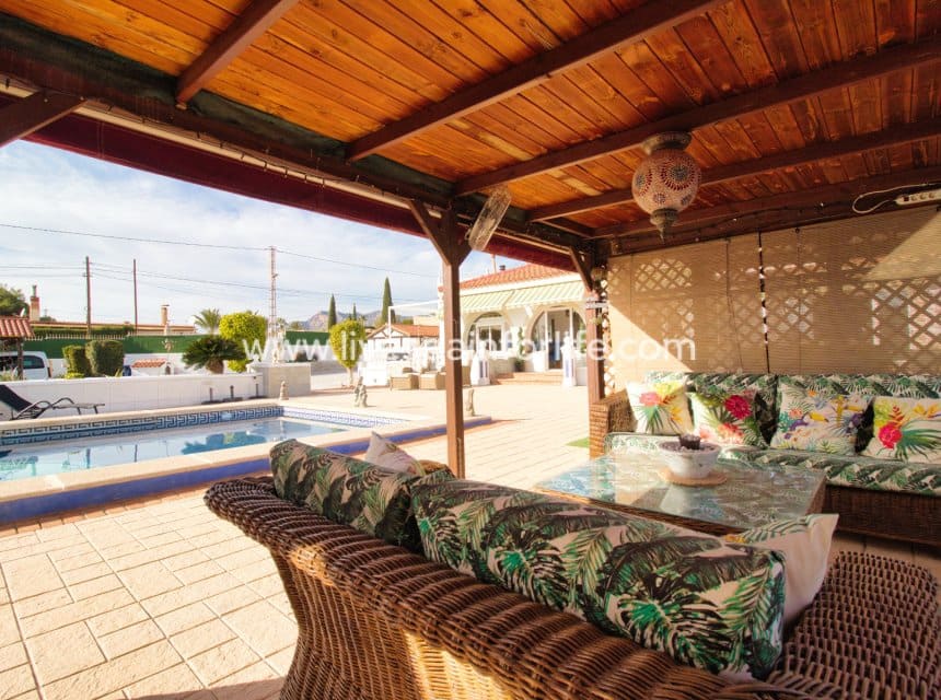 3 soveværelse Finca/Landehus til salg i Albatera med swimmingpool garage - € 399.999 (Ref: 9841390)