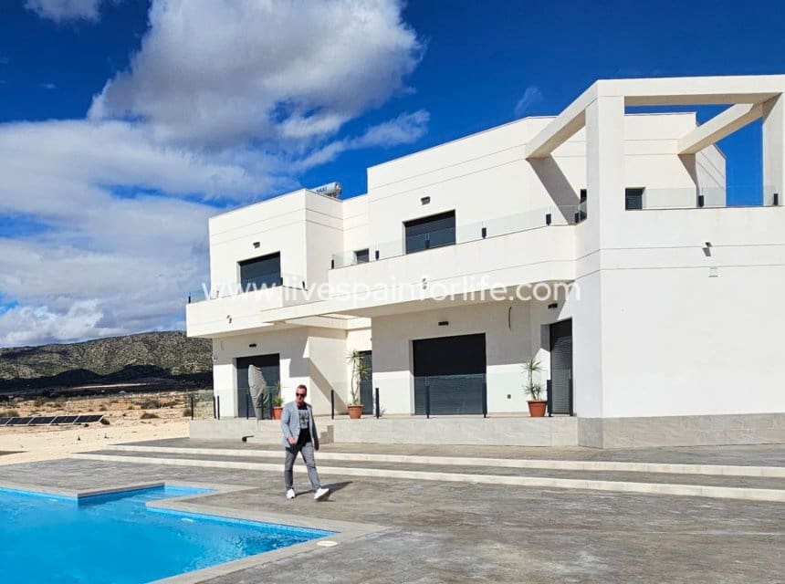 6 soveværelse Finca/Landehus til salg i Pinoso med swimmingpool garage - € 450.000 (Ref: 9841532)