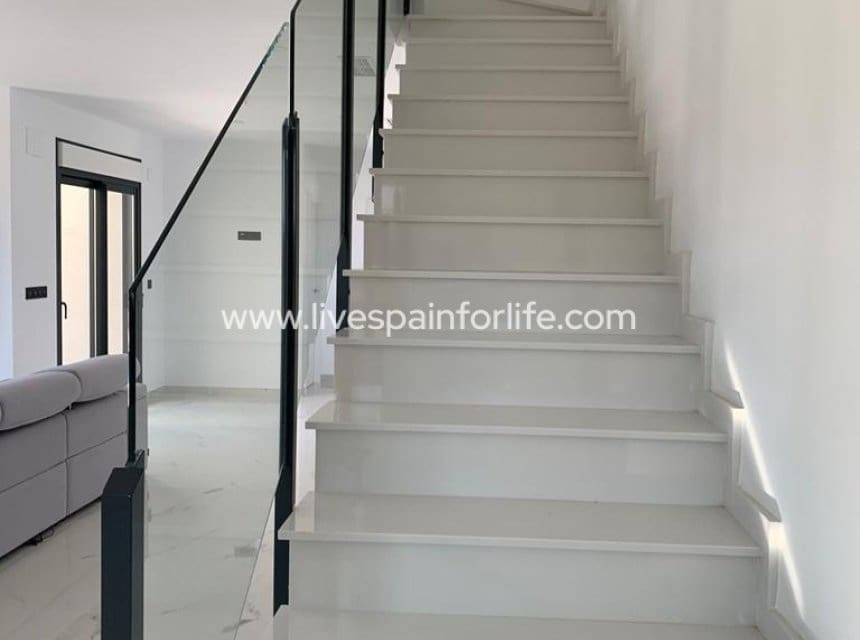 6 soveværelse Finca/Landehus til salg i Pinoso med swimmingpool garage - € 450.000 (Ref: 9841532)