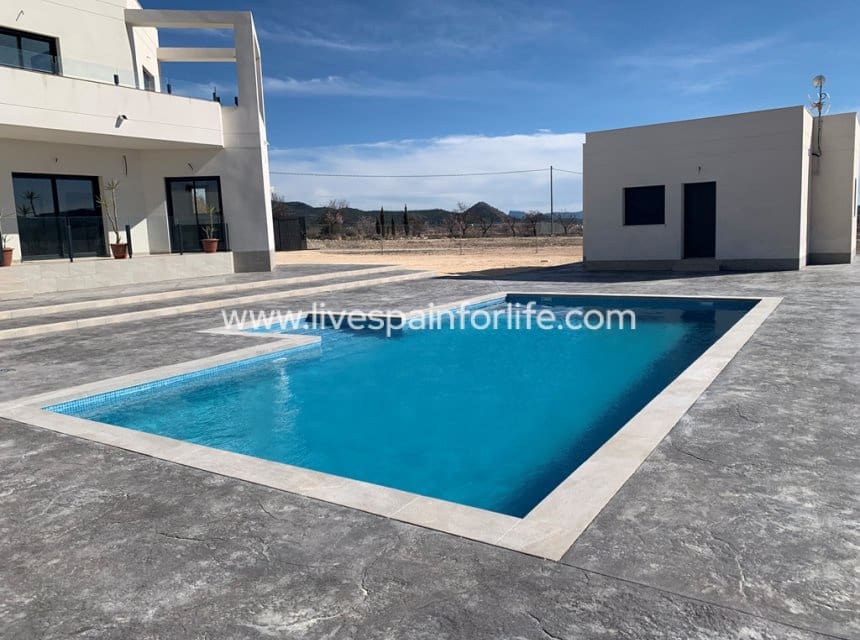 6 soveværelse Finca/Landehus til salg i Pinoso med swimmingpool garage - € 450.000 (Ref: 9841532)