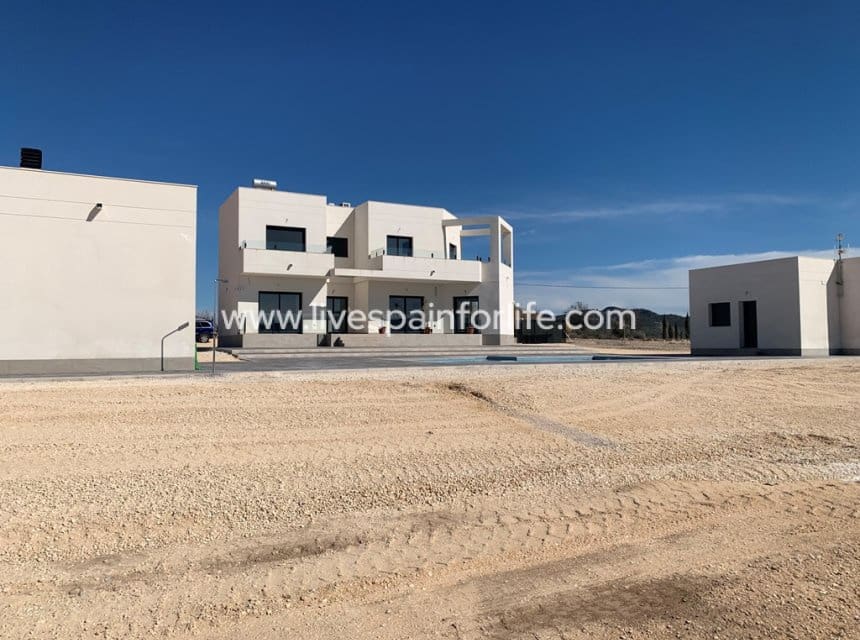 6 soveværelse Finca/Landehus til salg i Pinoso med swimmingpool garage - € 450.000 (Ref: 9841532)