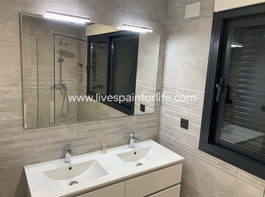 6 soveværelse Finca/Landehus til salg i Pinoso med swimmingpool garage - € 450.000 (Ref: 9841532)