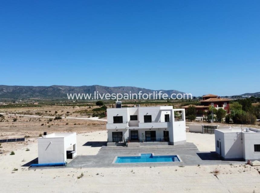 6 soveværelse Finca/Landehus til salg i Pinoso med swimmingpool garage - € 450.000 (Ref: 9841532)
