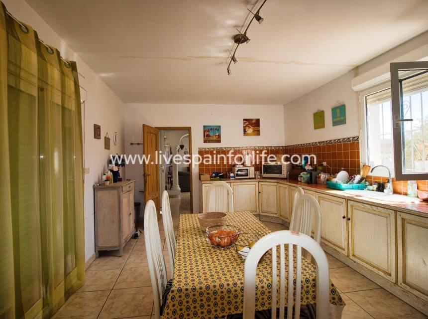 6 bedroom Finca/Country House for sale in Albatera with pool - € 280,000 (Ref: 9844156)