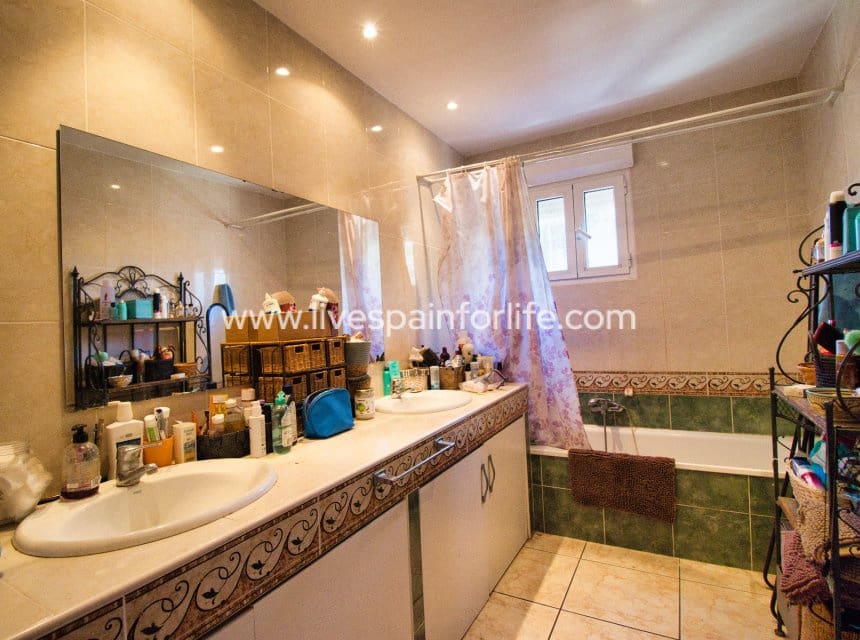 6 bedroom Finca/Country House for sale in Albatera with pool - € 280,000 (Ref: 9844156)