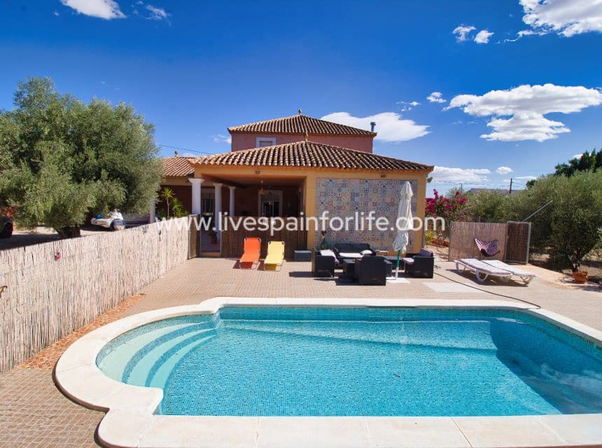 6 bedroom Finca/Country House for sale in Albatera with pool - € 280,000 (Ref: 9844156)