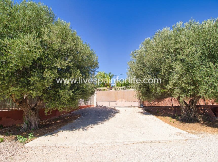 6 bedroom Finca/Country House for sale in Albatera with pool - € 280,000 (Ref: 9844156)