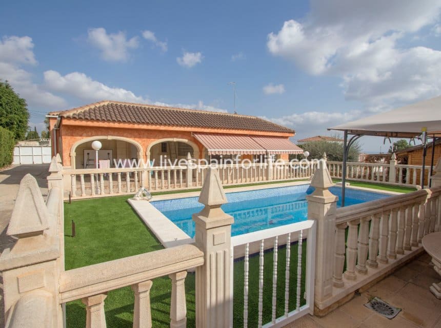 4 bedroom Finca/Country House for sale in Albatera with pool garage - € 399,999 (Ref: 9848064)