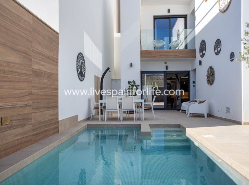3 soveværelse Byhus til salg i Benijofar med swimmingpool - € 419.000 (Ref: 9848065)