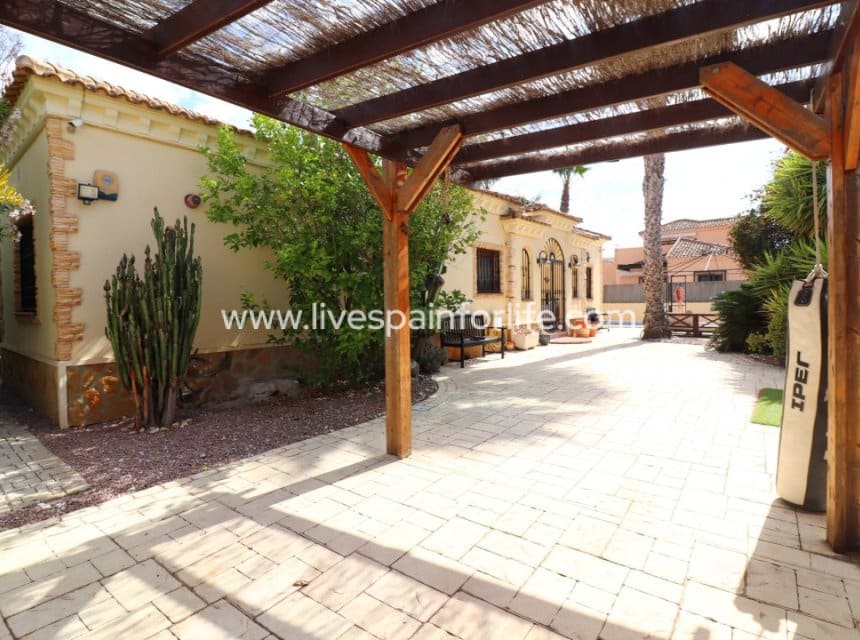 3 soverom Finca/Herregård til salgs i Formentera del Segura med svømmebasseng garasje - € 369 000 (Ref: 9852987)