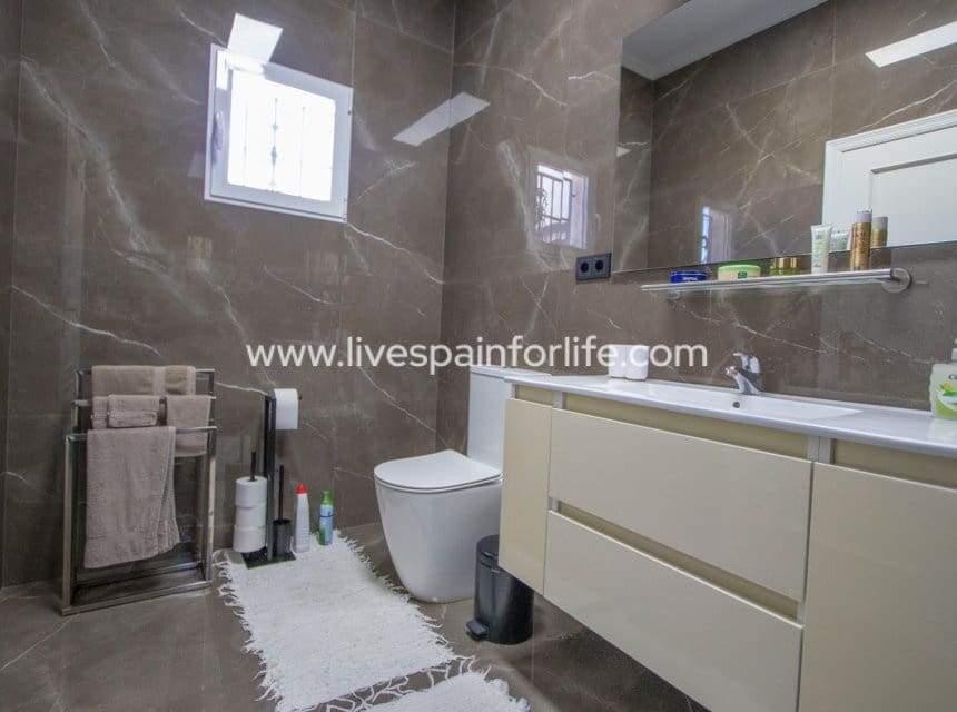 3 sypialnia Finka/Dom wiejski na sprzedaż w Catral z basenem garażem - 325 000 € (Ref: 9860923)