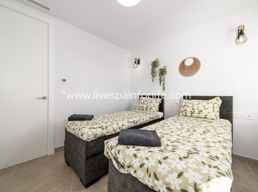 2 bedroom Apartment for sale in Benijofar with pool - € 359,000 (Ref: 9863525)