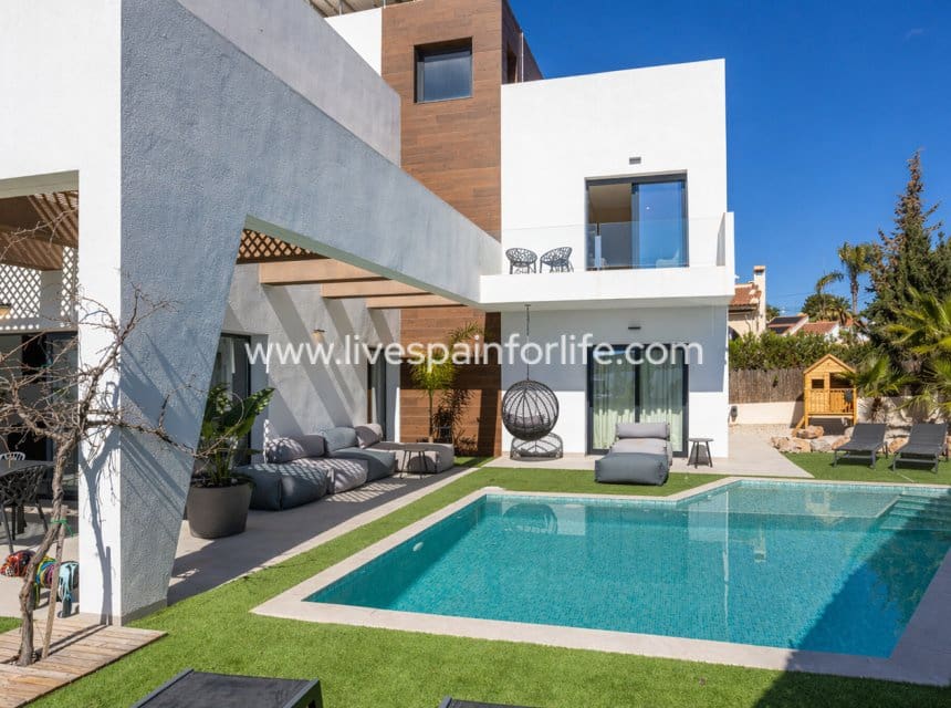 4 Zimmer Villa zu verkaufen in Ciudad Quesada mit Pool - 699.000 € (Ref: 9863533)