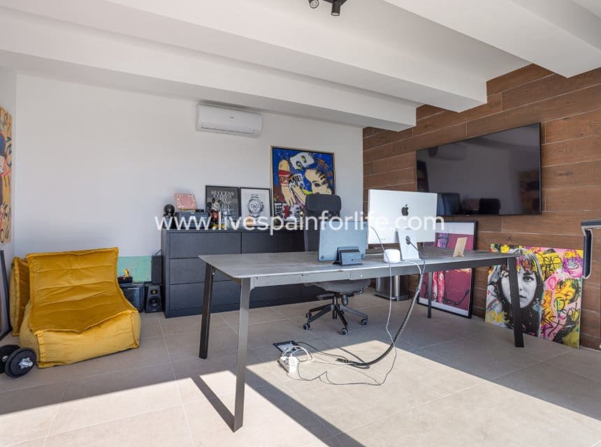 4 Zimmer Villa zu verkaufen in Ciudad Quesada mit Pool - 699.000 € (Ref: 9863533)