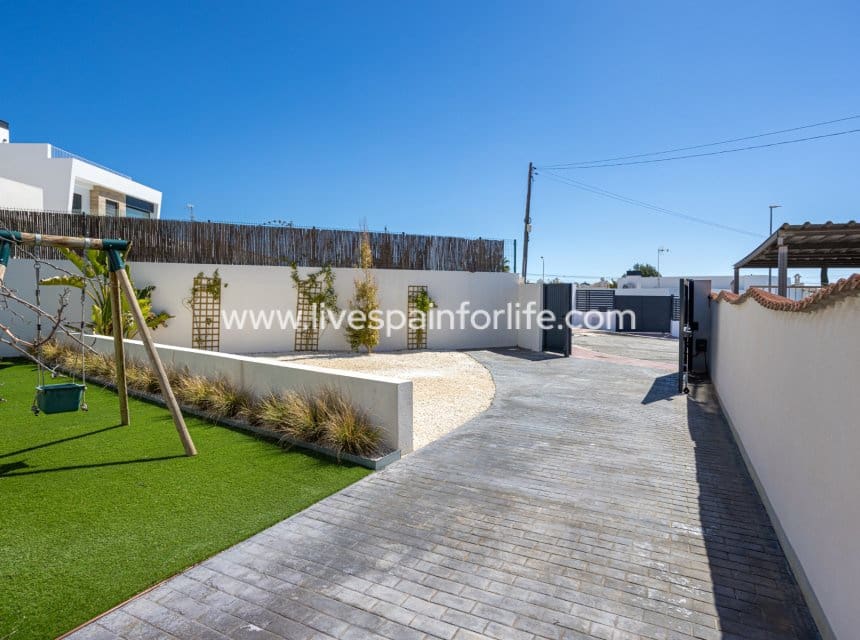 4 Zimmer Villa zu verkaufen in Ciudad Quesada mit Pool - 699.000 € (Ref: 9863533)