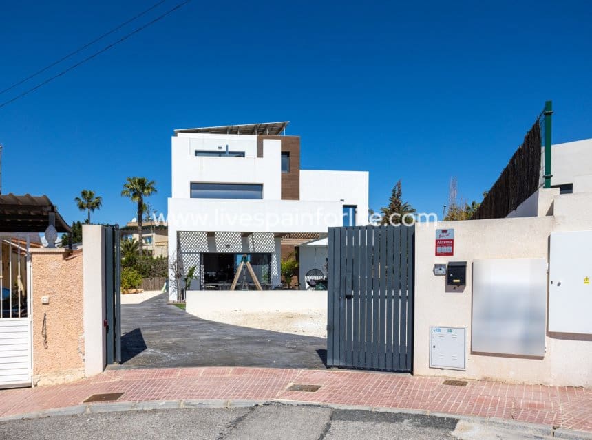 4 Zimmer Villa zu verkaufen in Ciudad Quesada mit Pool - 699.000 € (Ref: 9863533)