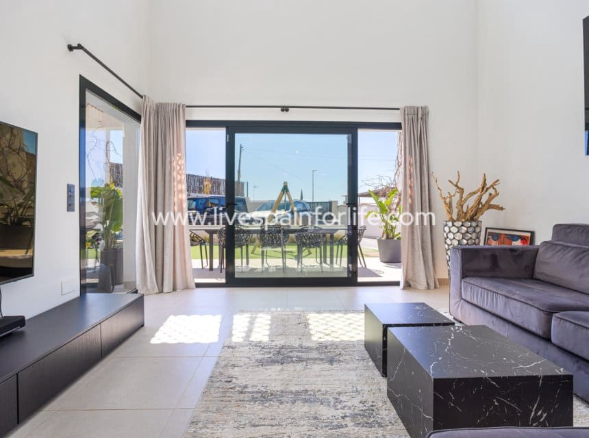 4 Zimmer Villa zu verkaufen in Ciudad Quesada mit Pool - 699.000 € (Ref: 9863533)
