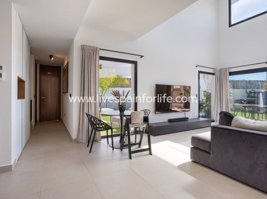4 Zimmer Villa zu verkaufen in Ciudad Quesada mit Pool - 699.000 € (Ref: 9863533)