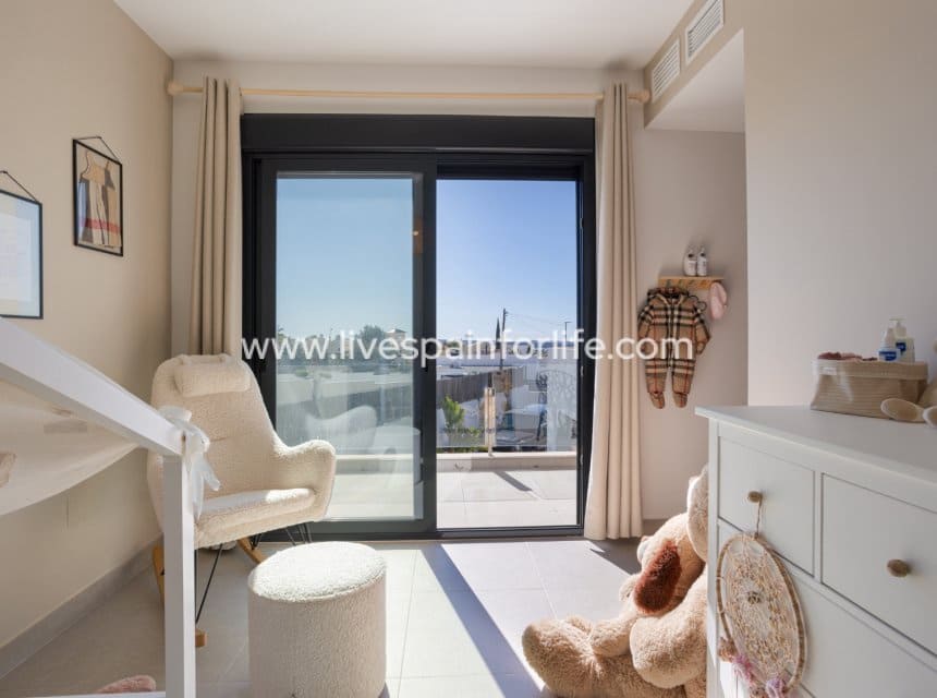 4 Zimmer Villa zu verkaufen in Ciudad Quesada mit Pool - 699.000 € (Ref: 9863533)