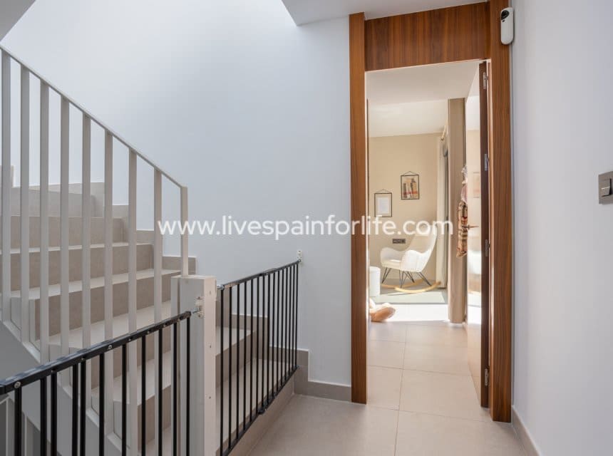 4 Zimmer Villa zu verkaufen in Ciudad Quesada mit Pool - 699.000 € (Ref: 9863533)