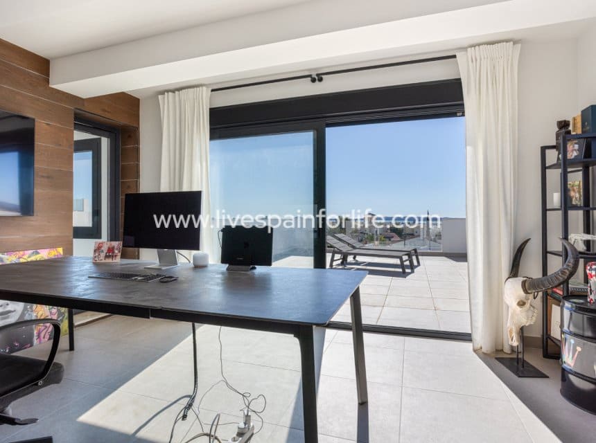 4 Zimmer Villa zu verkaufen in Ciudad Quesada mit Pool - 699.000 € (Ref: 9863533)