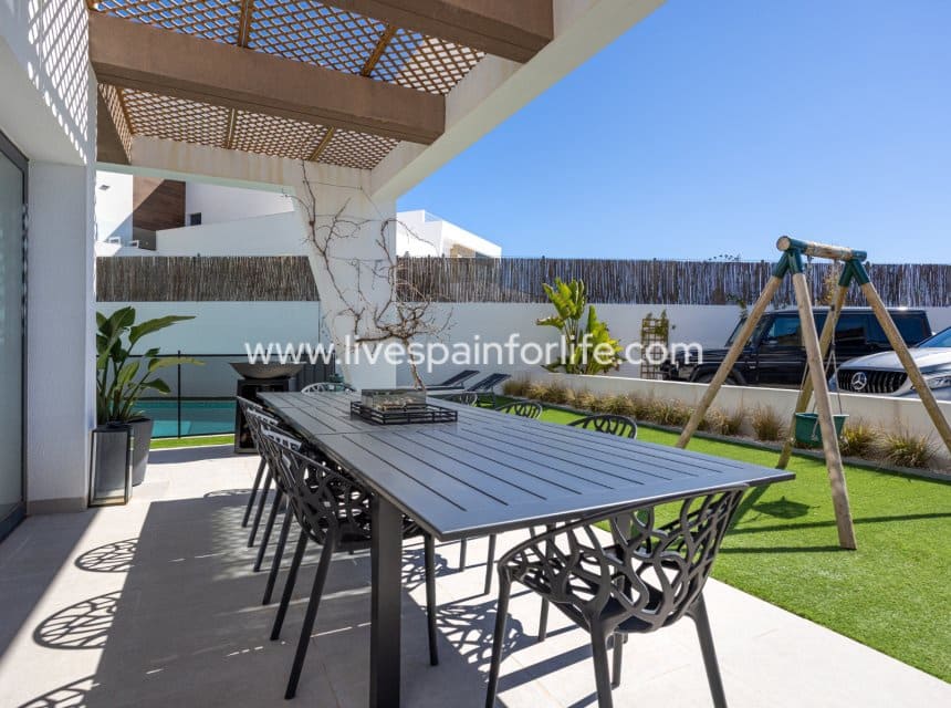 4 Zimmer Villa zu verkaufen in Ciudad Quesada mit Pool - 699.000 € (Ref: 9863533)