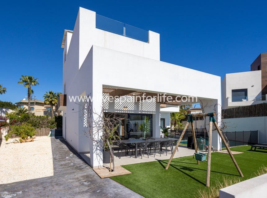 4 Zimmer Villa zu verkaufen in Ciudad Quesada mit Pool - 699.000 € (Ref: 9863533)