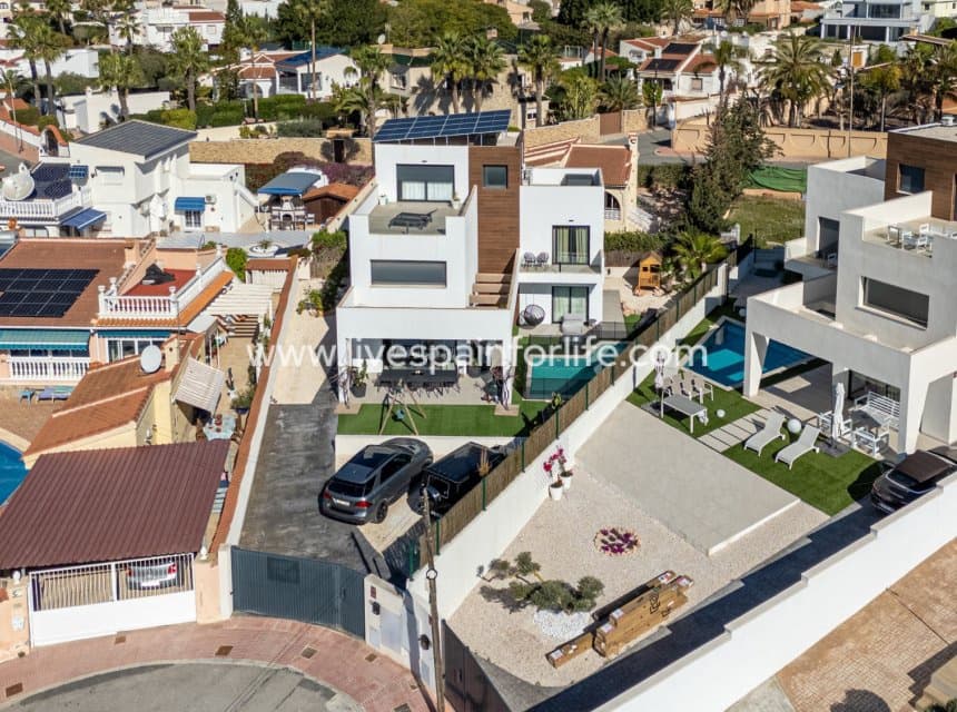 4 Zimmer Villa zu verkaufen in Ciudad Quesada mit Pool - 699.000 € (Ref: 9863533)