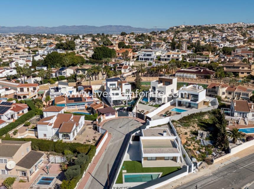 4 Zimmer Villa zu verkaufen in Ciudad Quesada mit Pool - 699.000 € (Ref: 9863533)