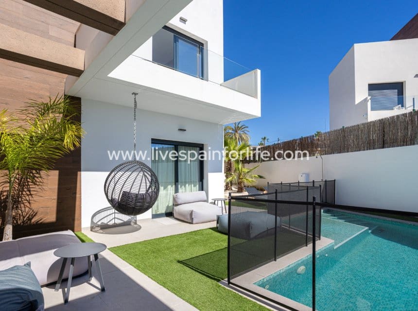 4 Zimmer Villa zu verkaufen in Ciudad Quesada mit Pool - 699.000 € (Ref: 9863533)