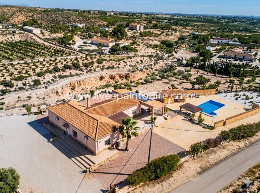 4 chambre Finca/Maison de Campagne à vendre à Albatera avec piscine garage - 540 000 € (Ref: 9865896)