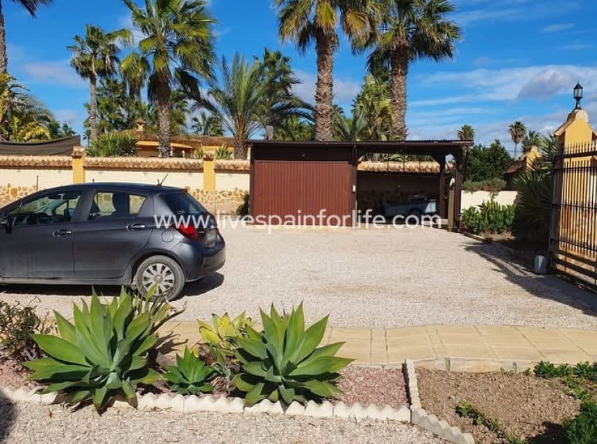 4 makuuhuone Maalaistalo myytävänä paikassa Catral mukana uima-altaan 
autotalli - 369 000 € (Ref: 9865904)