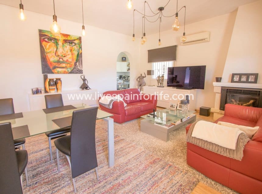 3 soveværelse Finca/Landehus til salg i Catral med swimmingpool garage - € 325.000 (Ref: 9866030)