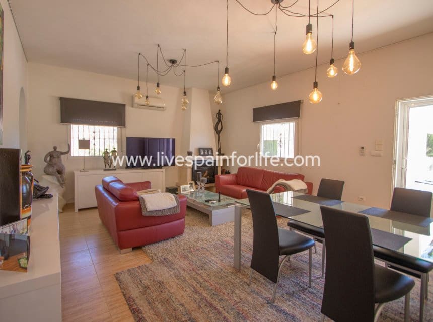 3 soveværelse Finca/Landehus til salg i Catral med swimmingpool garage - € 325.000 (Ref: 9866030)