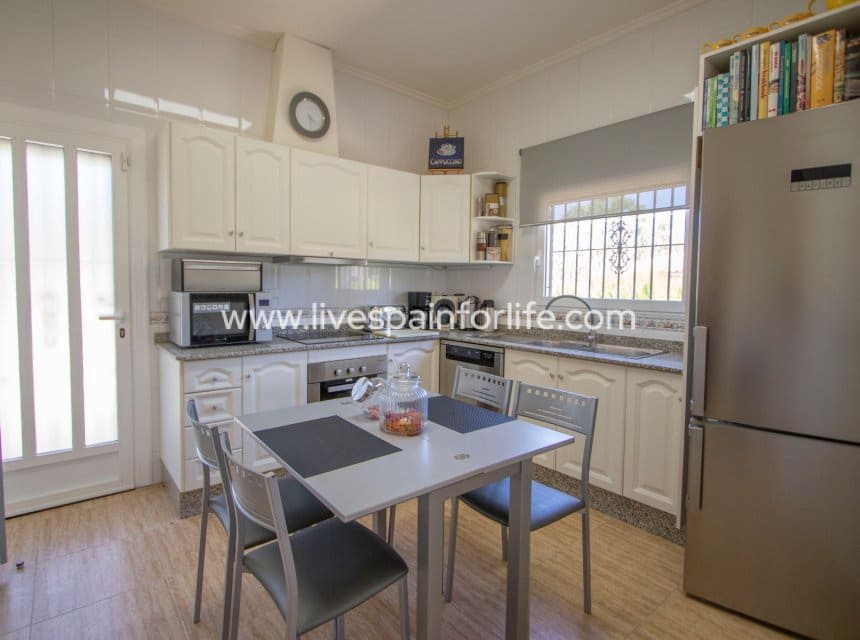 3 soveværelse Finca/Landehus til salg i Catral med swimmingpool garage - € 325.000 (Ref: 9866030)